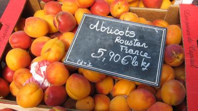 Photo : Etalage d'abricots
