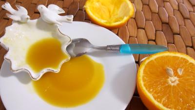 jus d'orange : Ramequin de sauce à l'orange