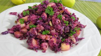 chou : Assiette de chou rouge aux pommes et crudités