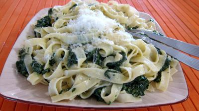 gingembre en poudre : Assiette d'épinards à la crème fondante et tagliatelle