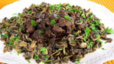 Ail : Assiette de ragoût de boeuf au champignons à la juive