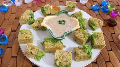 Cuisine diététique : Assiette de cubes de cake aux brocolis et ricotta