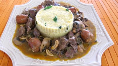 vin rouge : Plat d'autruche et agneau en civet