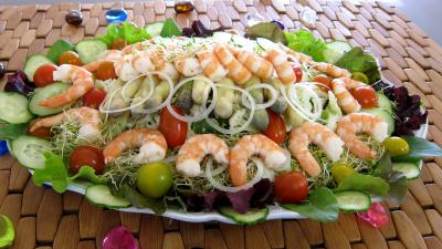 Cuisine orientale : Assiette ce couscous, légumes, fines herbes et crevettes