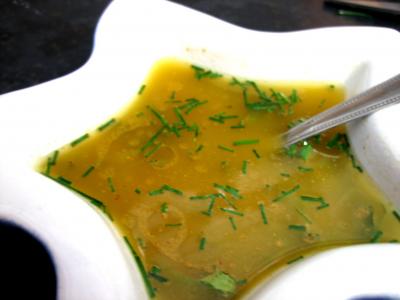 huile de noix : Ramequin de sauce vinaigrette au basilic