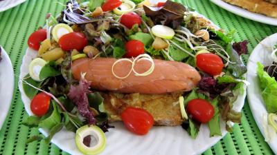 pomme : Assiettes de roulades de saumon fumé et sa salade