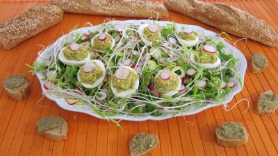 Assiette d'oeufs durs à la tapenade