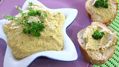 sauce sans oeufs : Ramequin d'houmous sur du pain frais