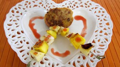 sucre en poudre : Assiette de pain perdu et ses brochettes à la plancha