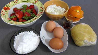 Ingrédients pour la recette : Tarte au fromage nature avec fraises et framboises