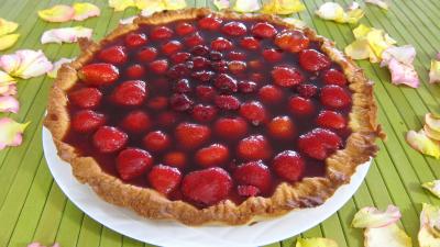 tarte sucrée : Tarte au fromage nature avec fraises et framboises