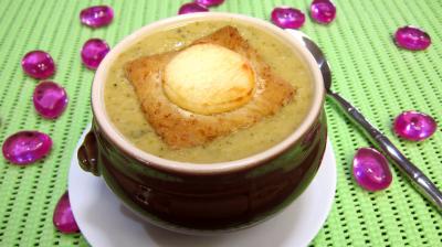 Cuisine diététique : Bol de velouté de courgette au chèvre chaud