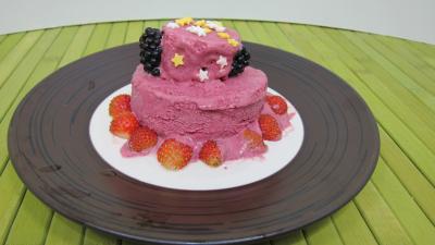 sucre en poudre : Assiette de glace aux noisettes et fruits rouges