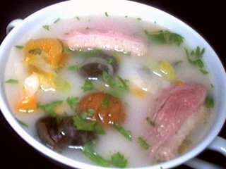 chou blanc : Bol de soupe de châtaignes et escargots