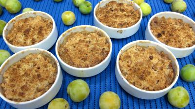 crumble : Part de crumble aux prunes