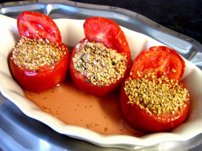 tomates farcies : Plat de tomates farcies au tofu