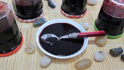 La cuisine des grand-mères : Assiettes et pots de gelée de baies de sureau