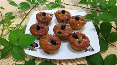 Desserts : Assiette de cupcakes aux nashis et mûres