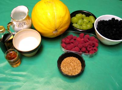 Ingrédients pour la recette : Melons farcis aux fruits