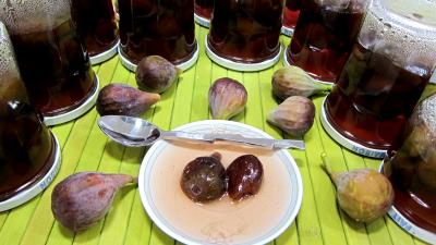 Image : Coupelles et pots de figues confites aux épices