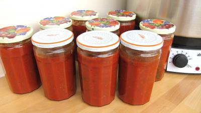 tomate : Pots de conserve de sauce tomate à la bolognaise