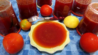 pomme : Bocaux et coupelle de confiture de tomates rouges