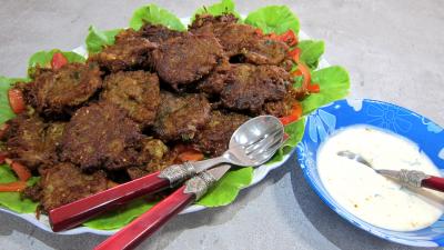 Ail : Plat de pakoras ou beignets de courgette et aubergine