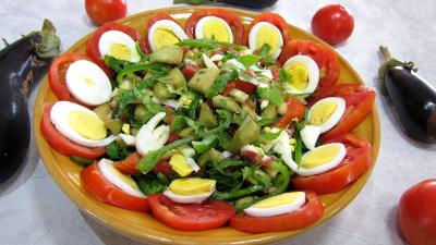 Image : Saladier d'aubergines crues en salade