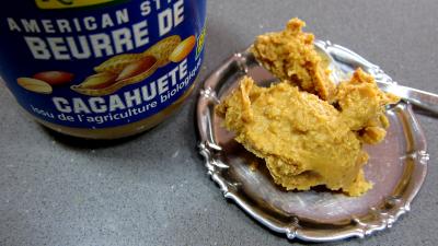 Photo : Coupelle et pot de beurre de cacahuètes