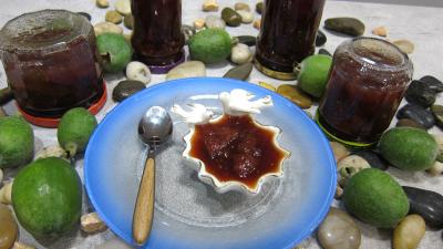 Confitures : Ramequin et pots de confiturede feijoas à la vanille