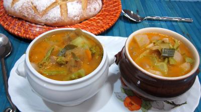 concentré de tomate : Petits bols de soupe de brocolis et légumes
