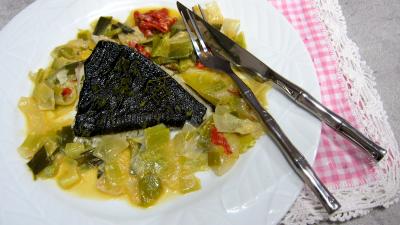 Image : Assiette de turbot vapeur et poireaux au chorizo