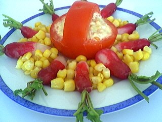 Entrées froides : Assiette de tomates à l'avocat et au thon