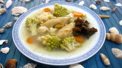 Cuisine chinoise : Assiette de soupe de poisson et crustacés façon chinoise