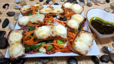 Assiette de crudités et fromage de chèvre grillé