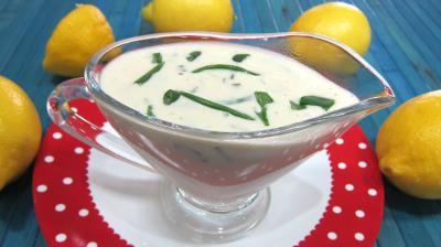 thym : Saucière de sauce au citron et ciboulette