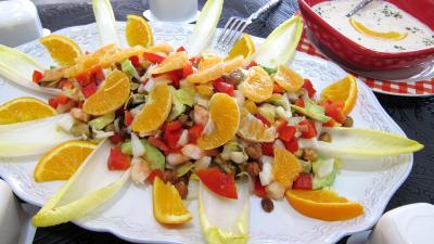entrée à base de coquillages et crustacés : Plat d'endives et orange, mandarine en salade