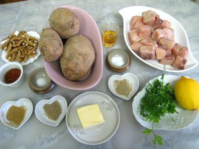 Ingrédients pour la recette : Espadon aux pommes de terre et aux noix