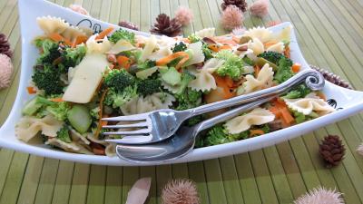 Entrées & salades : Saladier de farfalle et brocolis en salade