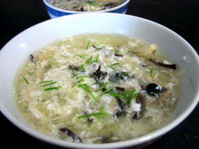 Soupes & potages : Assiette de soupe de poulet aux champignons à la chinoise