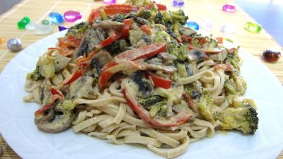 Plat en sauce : Assiette de tagliatelle au poivron et champignons