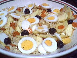 échalote : Assiette de salade de pâtes et oeufs
