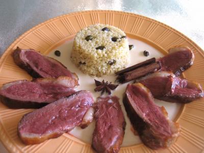 Image : Assiette de magret et sa sauce à la chartreuse verte