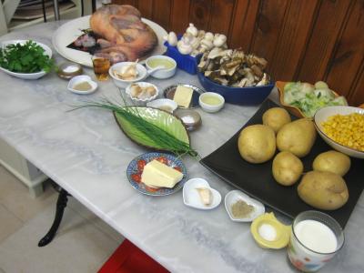 Ingrédients pour la recette : Pintade à la purée de maïs et champignons