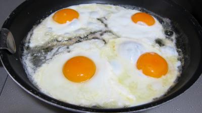 Recette Oeufs au vin rouge et champignons