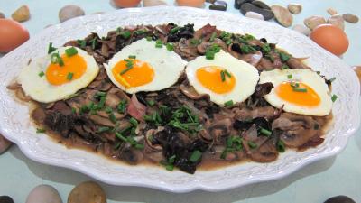 échalote : Assiette d'oeuf au vin rouge et champignons