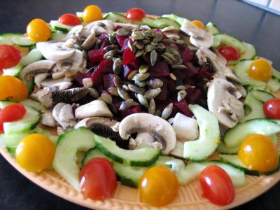 graine de courge : Assiette de salade de betterave rouge