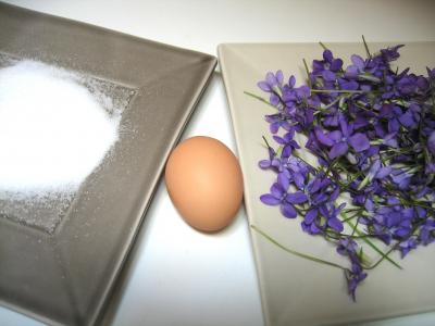 Ingrédients pour la recette : Fleurs cristallisées