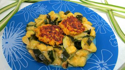 Poissons : Assiette de boulettes de saumon aux courgettes façon marocaine