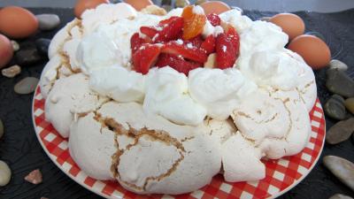 Desserts : Assiette de pavlova aux fraises